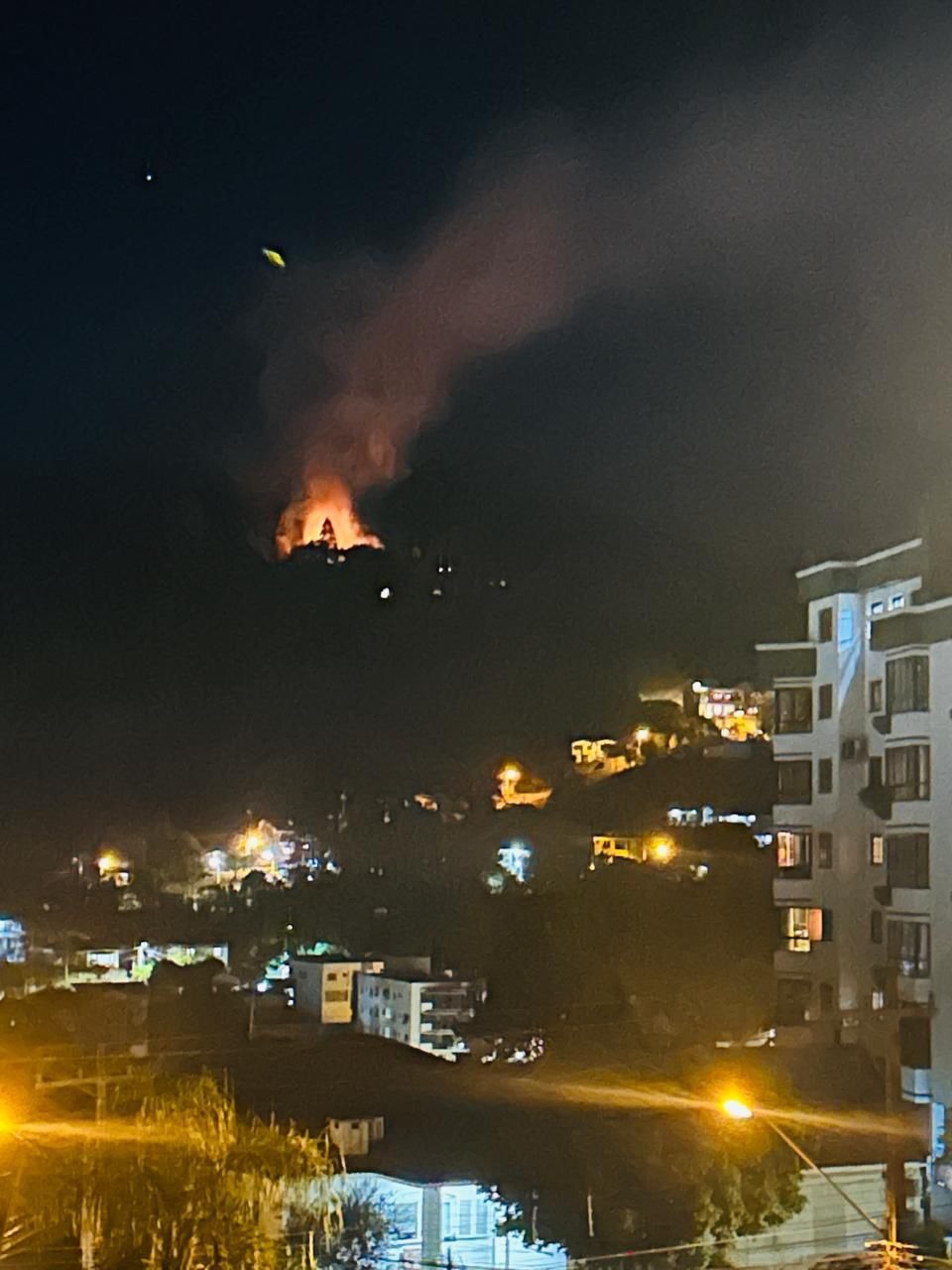 Fogo em área de mato no Morro dos Calvi mobiliza bombeiros