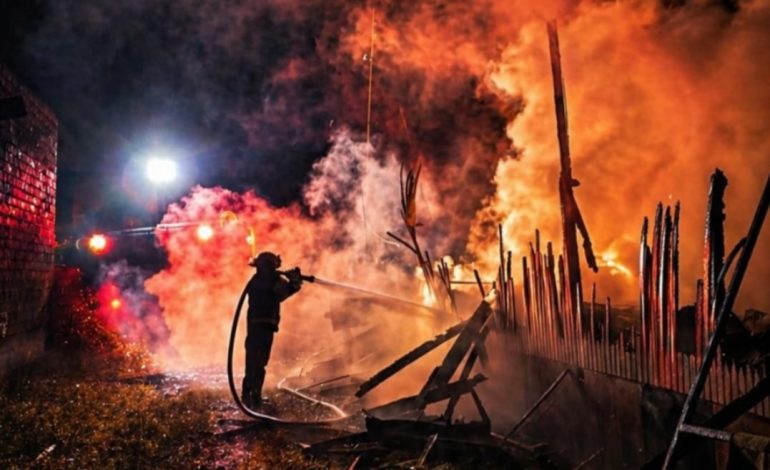 Residência é destruída por incêndio no Centro de Colinas