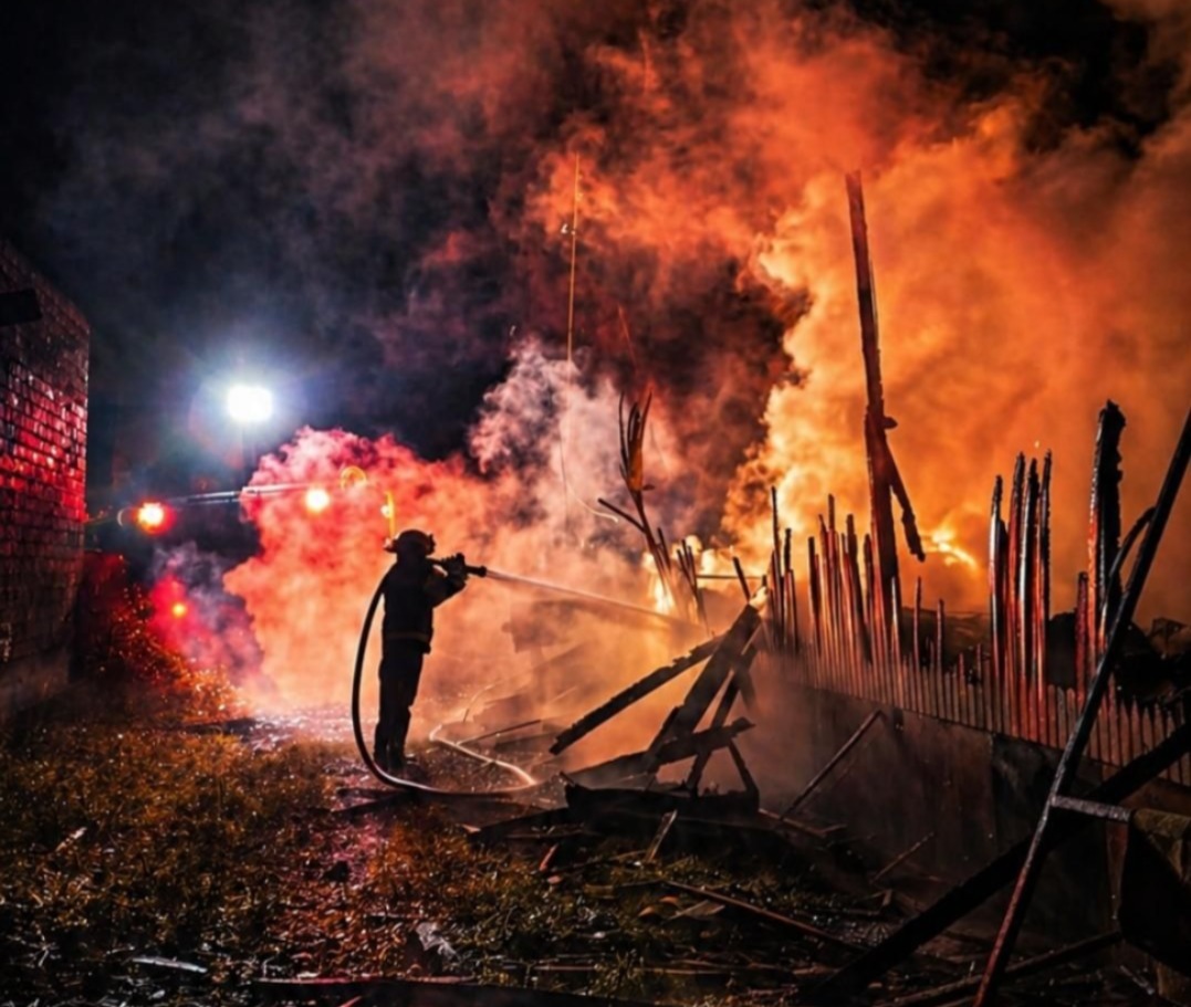 Residência é destruída por incêndio no Centro de Colinas