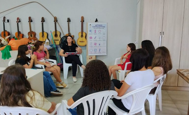 Enfermeira realiza ação educativa sobre saúde com adolescentes em Roca Sales