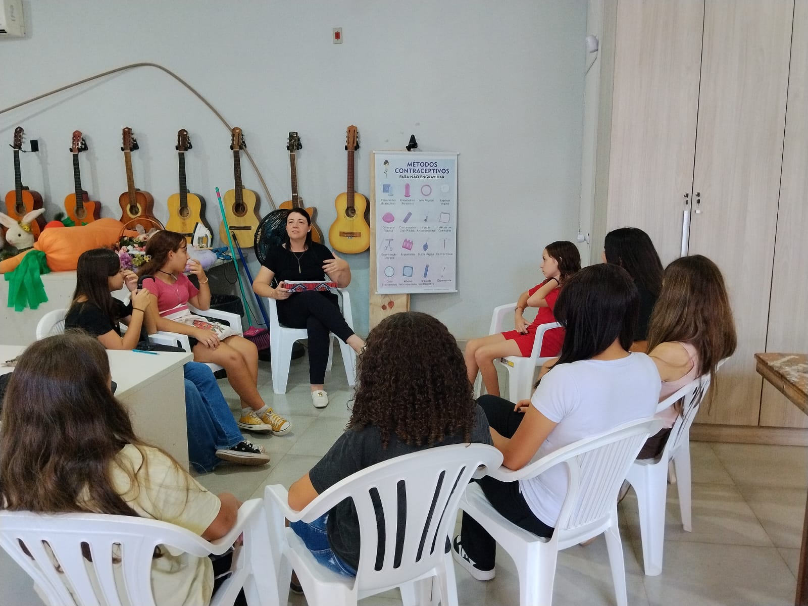 Enfermeira realiza ação educativa sobre saúde com adolescentes em Roca Sales