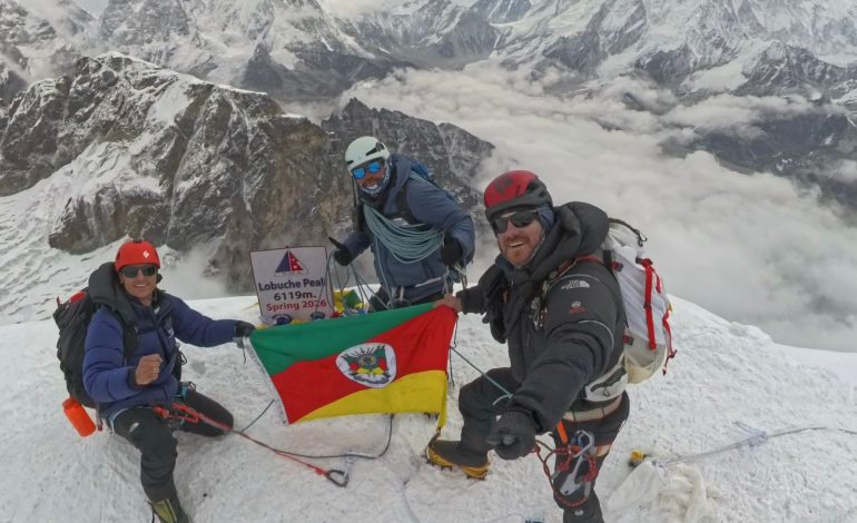 Bombeiro militar e empresário de Lajeado alcançam cume do Monte Lobuche e levam bandeira do RS