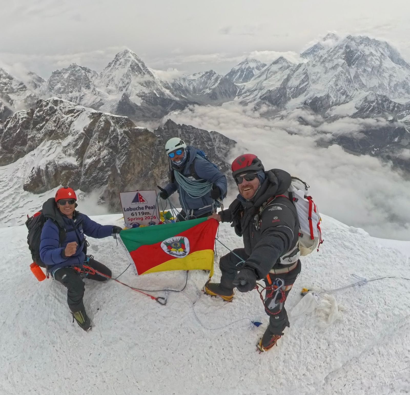 Bombeiro militar e empresário de Lajeado alcançam cume do Monte Lobuche e levam bandeira do RS