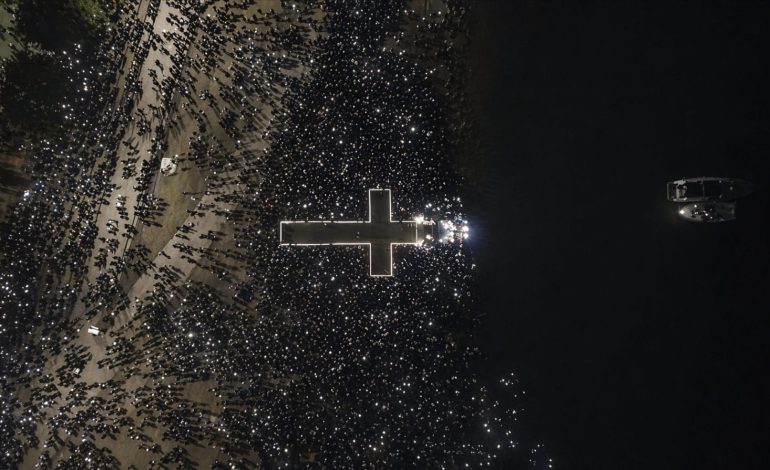 Evento religioso reúne mais de 20 mil fiéis na Orla do Gasômetro, em Porto Alegre