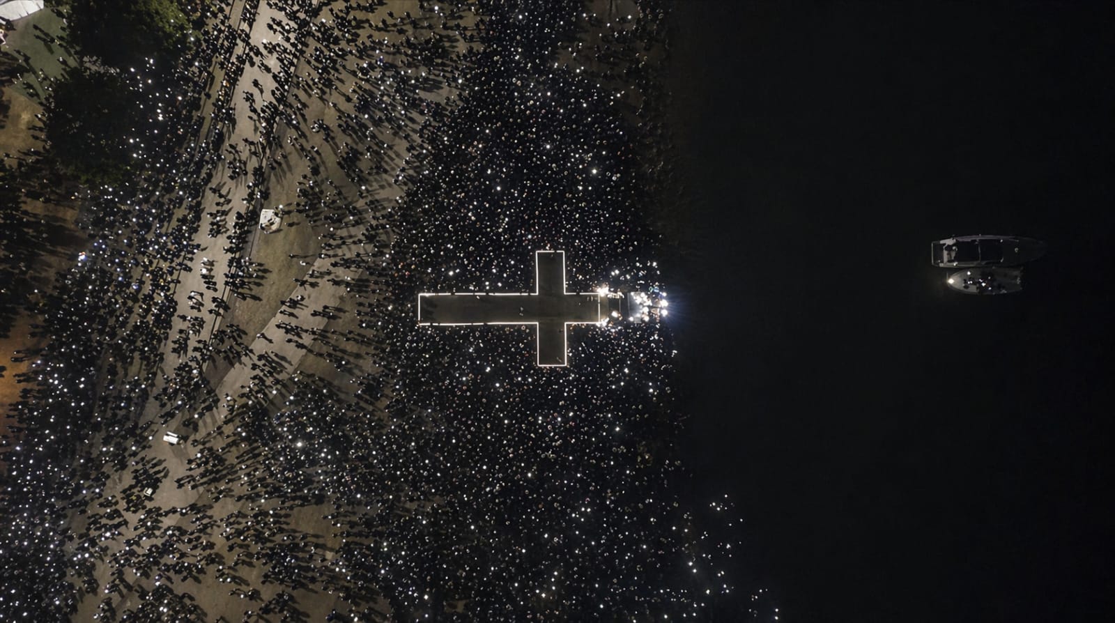 Evento religioso reúne mais de 20 mil fiéis na Orla do Gasômetro, em Porto Alegre