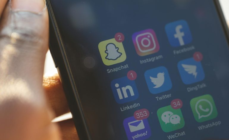 Grécia vai proibir redes sociais para menores de 15 anos a partir de 2027