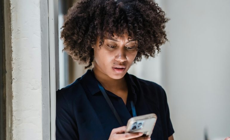 Justiça do Trabalho decide que demissão por WhatsApp não gera dano moral