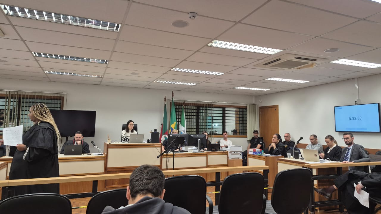 Júri condena réus por tentativa de feminicídio em Encantado; penas chegam a 51 anos e 6 meses