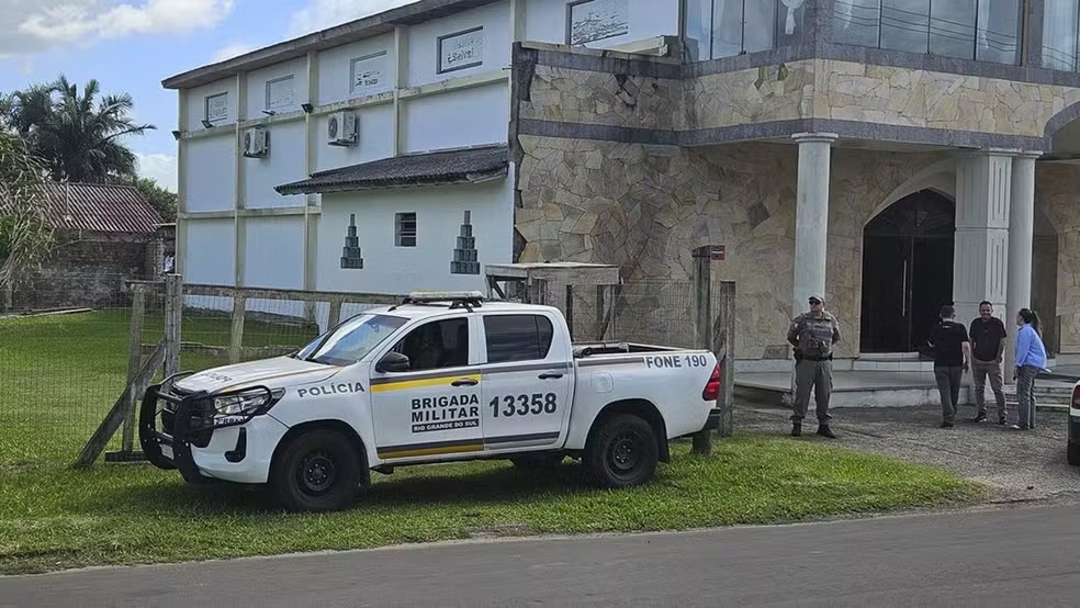 Homem morre ao tentar furtar igreja após ficar preso em janela no Litoral Norte