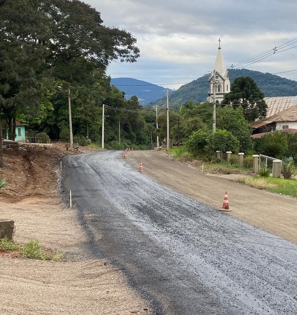 Daer inicia aplicação de piche na ERS-129 entre Colinas e Roca Sales