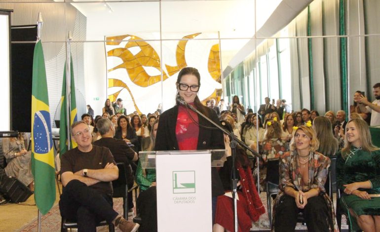Encantadense participa de lançamento do livro “Virando Páginas” na Câmara dos Deputados, em Brasília