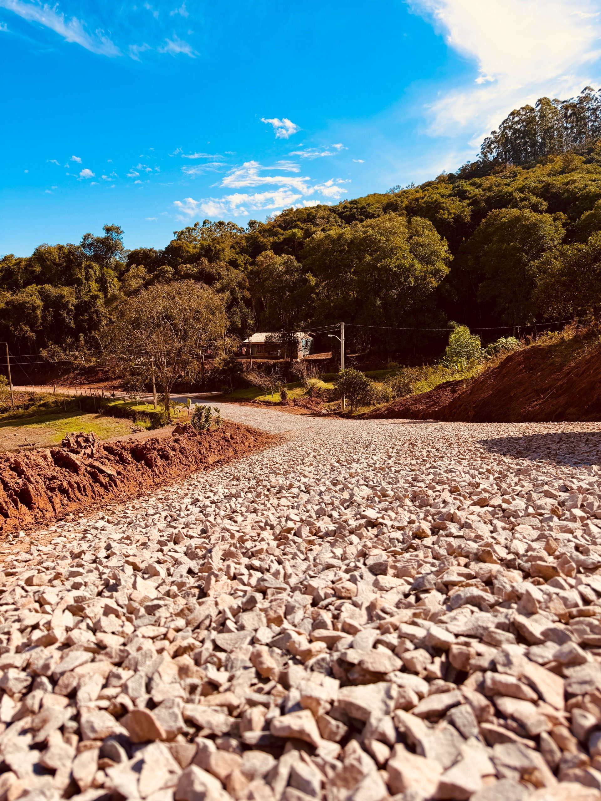 Estrada geral que liga Relvado a Doutor Ricardo recebe melhorias para mais segurança e trafegabilidade