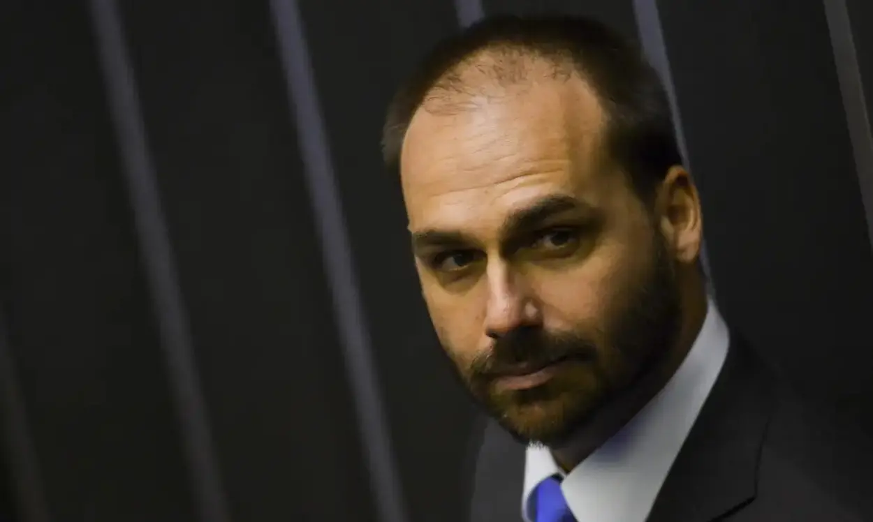 Eduardo Bolsonaro afirma que pai do dono do Banco Master doou R$ 1 milhão ao Partido Novo, de Zema