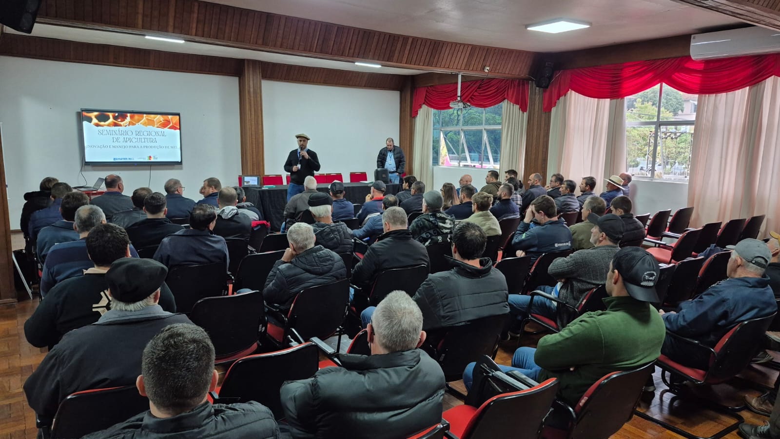 Encantado sedia Seminário Regional de Apicultura