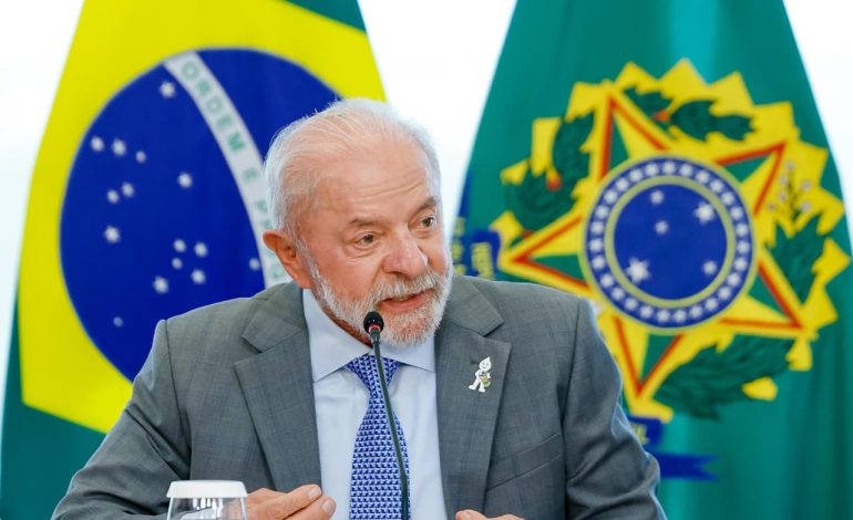 Lula critica Bolsonaro por atuação na pandemia e sanciona lei em memória das vítimas da Covid-19