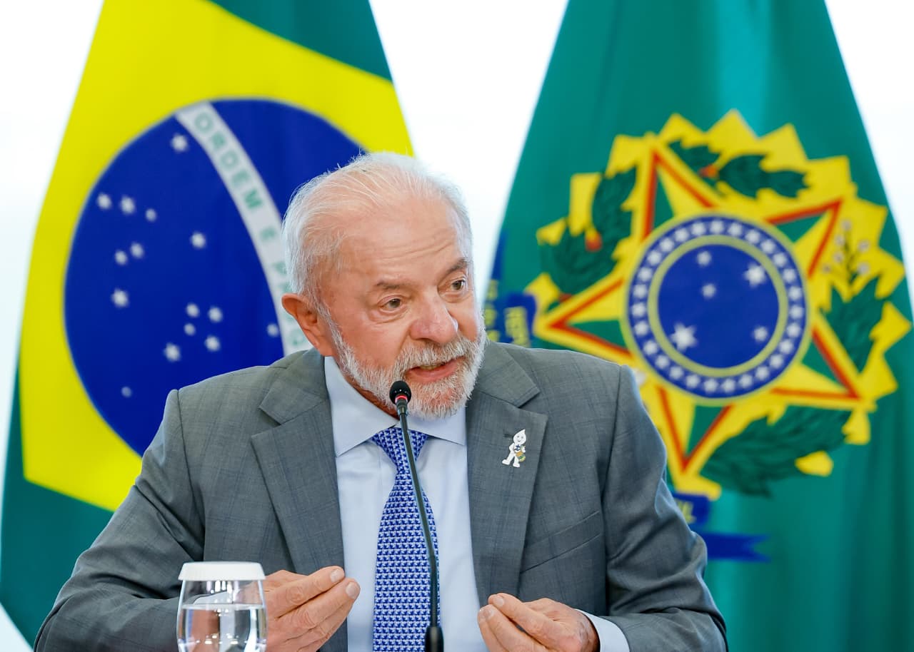Lula critica Bolsonaro por atuação na pandemia e sanciona lei em memória das vítimas da Covid-19