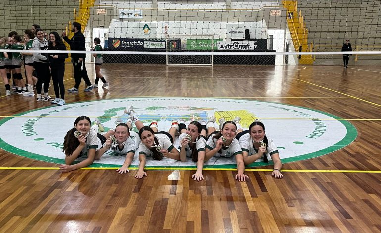 Águia Voleibol de Encantado conquista título da Copa Serrana em Veranópolis