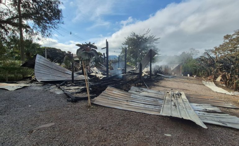 Incêndio destrói estrutura da Tenda Martinez em Encantado