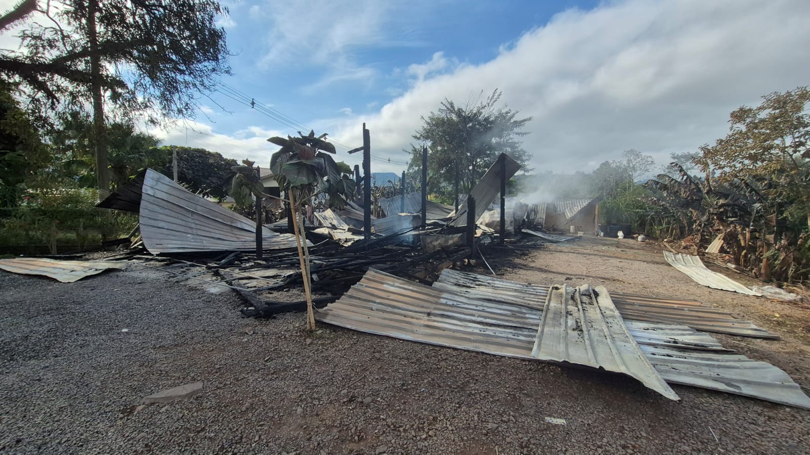 Incêndio destrói estrutura da Tenda Martinez em Encantado