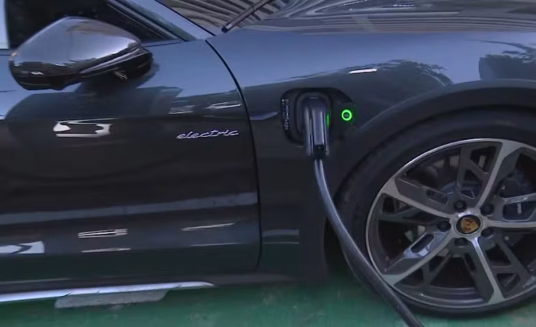 Porto Alegre instala primeiro carregador público para carros elétricos do país