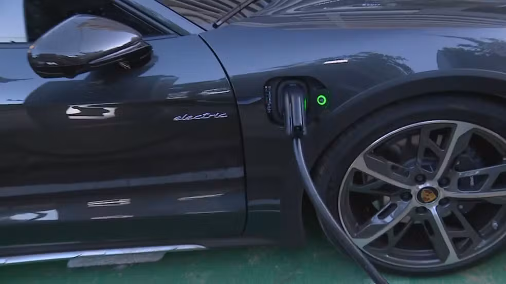 Porto Alegre instala primeiro carregador público para carros elétricos do país