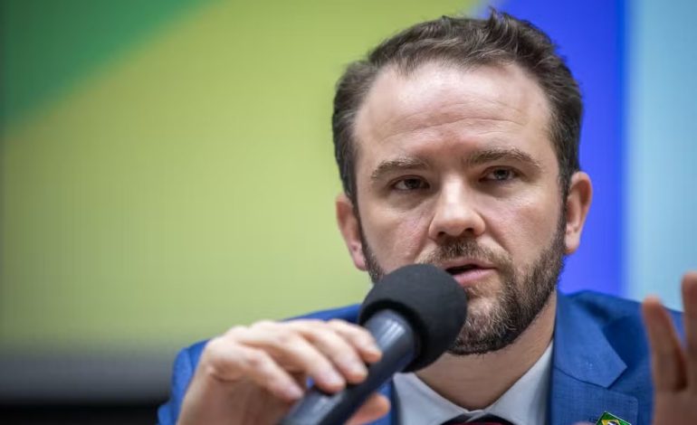 Governo avalia fim do imposto sobre compras internacionais de até US$ 50