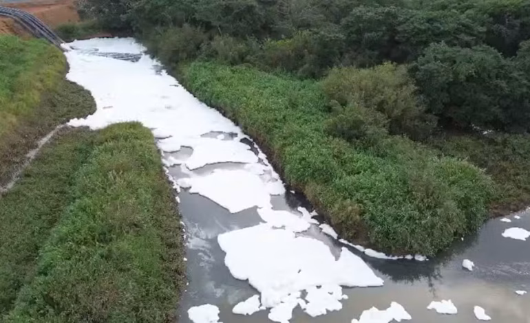 Espuma em rio preocupa moradores em Novo Hamburgo e suspeita é de detergente na água