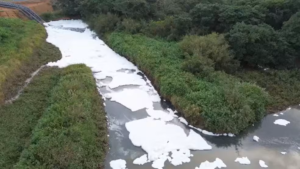 Espuma em rio preocupa moradores em Novo Hamburgo e suspeita é de detergente na água