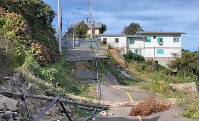Rua em Gramado segue destruída dois anos após enchente
