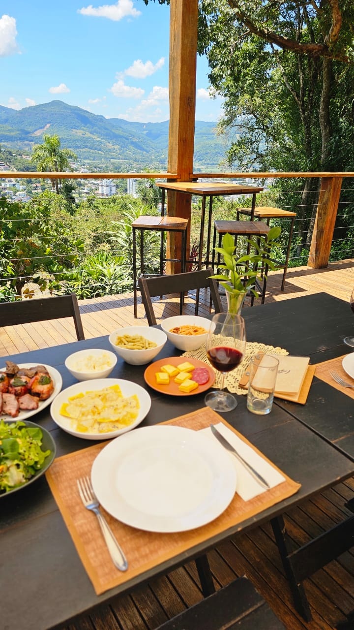 Vista para o Cristo deu origem ao Restaurante Dona Chica em Encantado