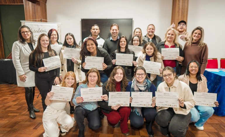Prefeitura de Encantado realiza entrega de certificados dos cursos de Técnicas em Atendente Comercial e Receptivo Turístico