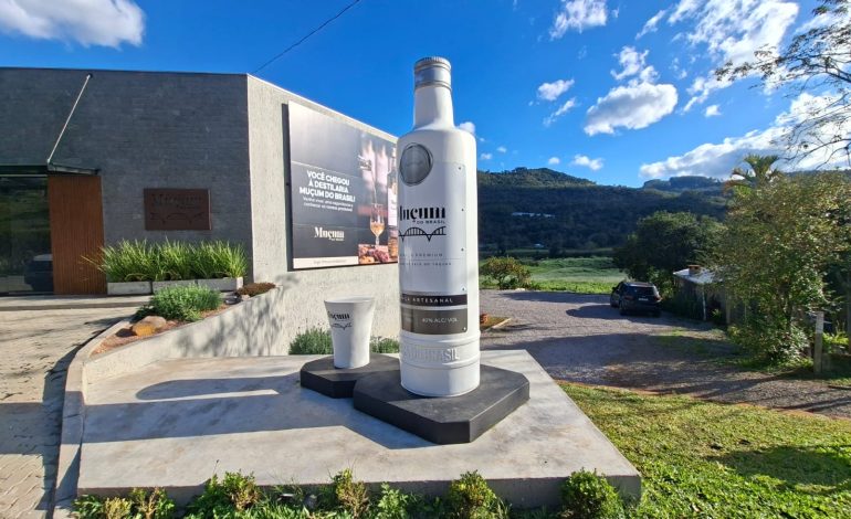 Maior garrafa de cachaça em altura do mundo impulsiona turismo em Muçum