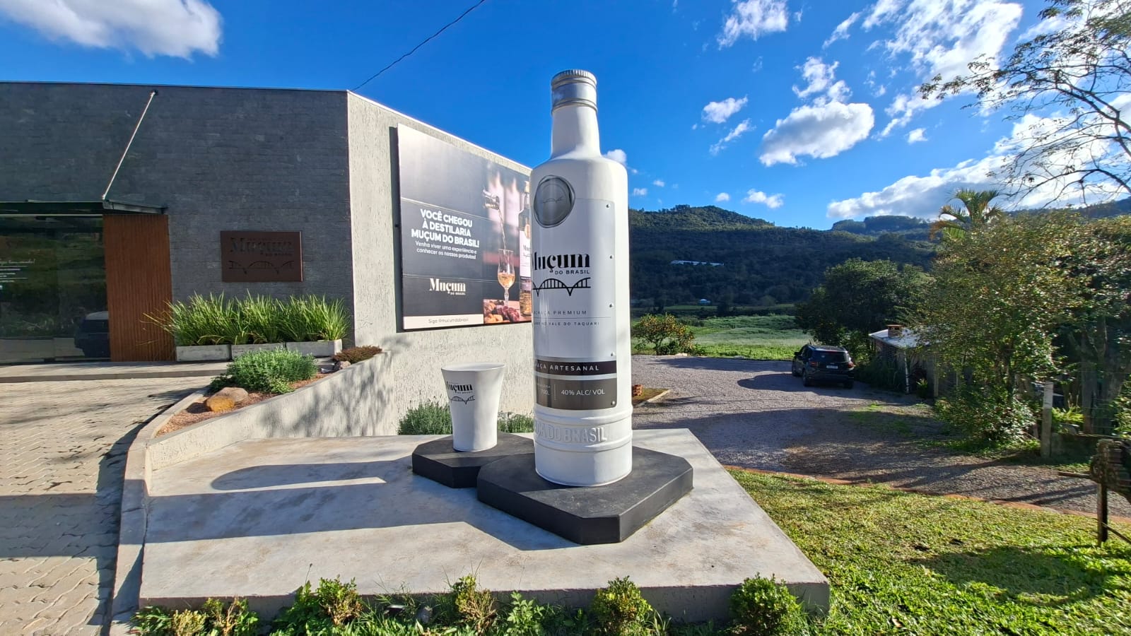Maior garrafa de cachaça em altura do mundo impulsiona turismo em Muçum