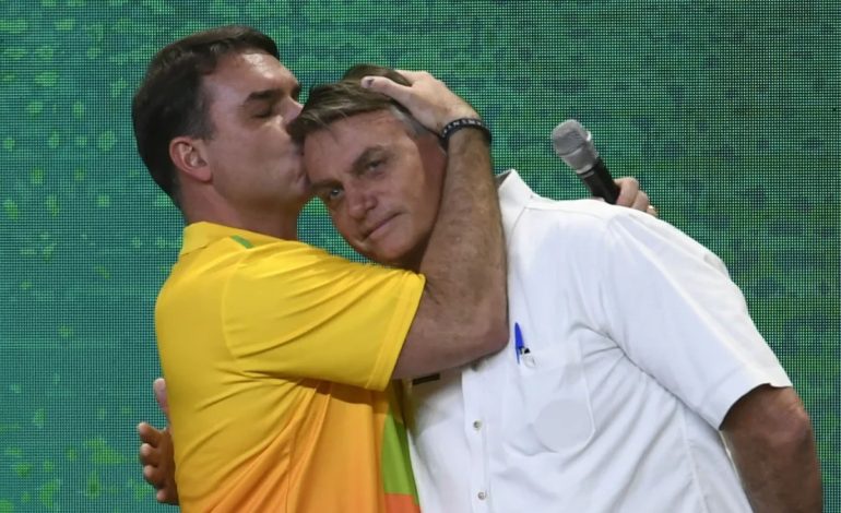 Moraes suspende visitas de Flávio Bolsonaro ao pai por 90 dias