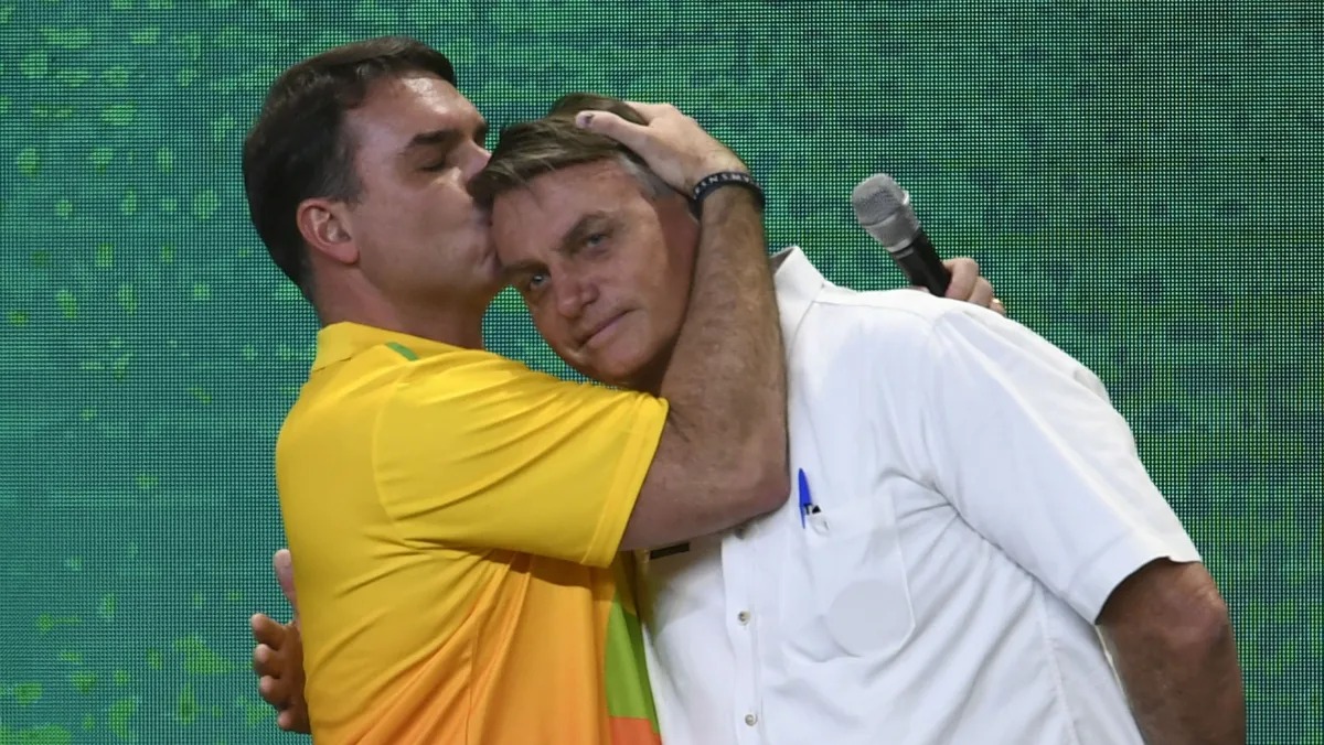 Moraes suspende visitas de Flávio Bolsonaro ao pai por 90 dias