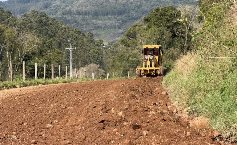 Estrada na Linha Cristo Rei recebe melhorias