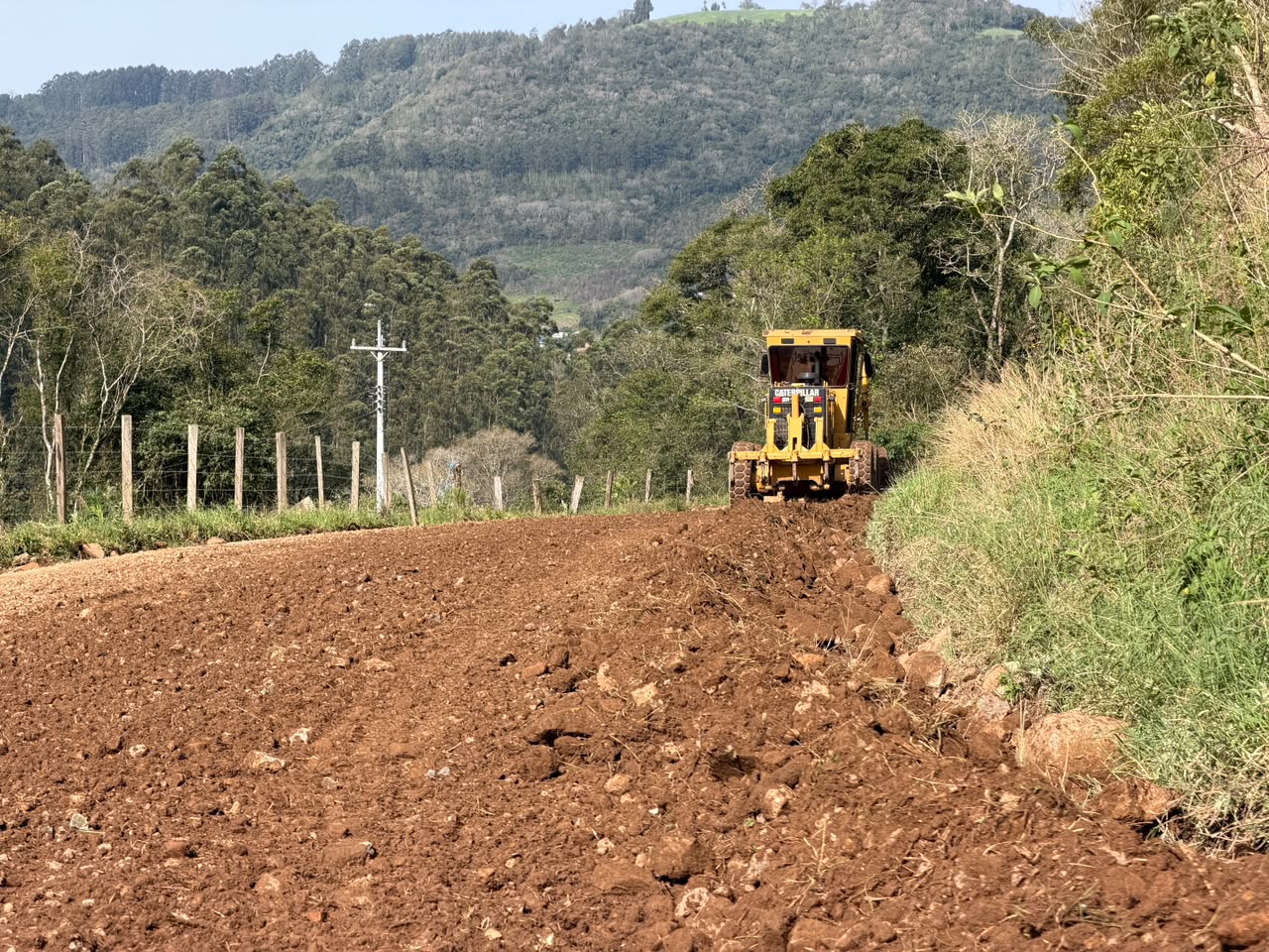 Estrada na Linha Cristo Rei recebe melhorias