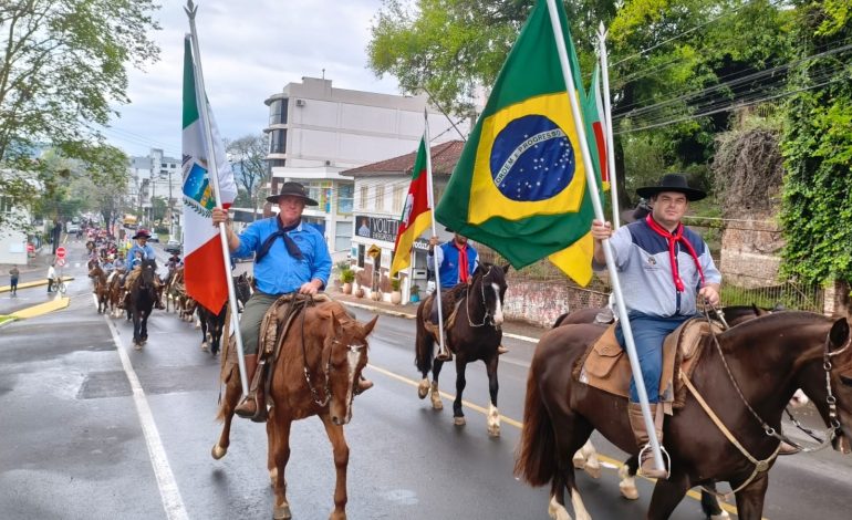 Dia do Gaúcho é marcado por desfile durante programação do 13º Encontro Farroupilha