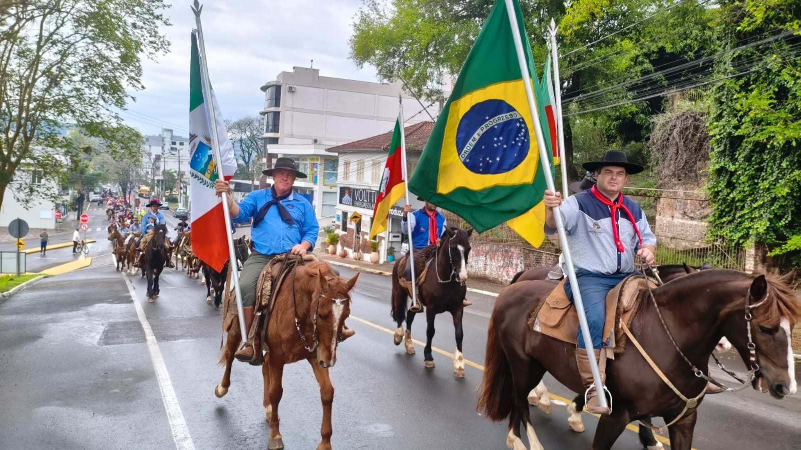 Dia do Gaúcho é marcado por desfile durante programação do 13º Encontro Farroupilha