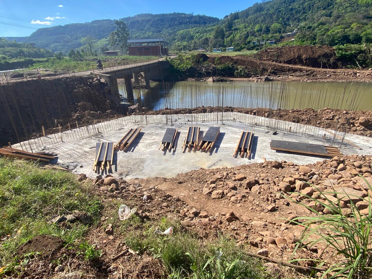 Primeiro pilar da nova Ponte do Jacarezinho é concretado