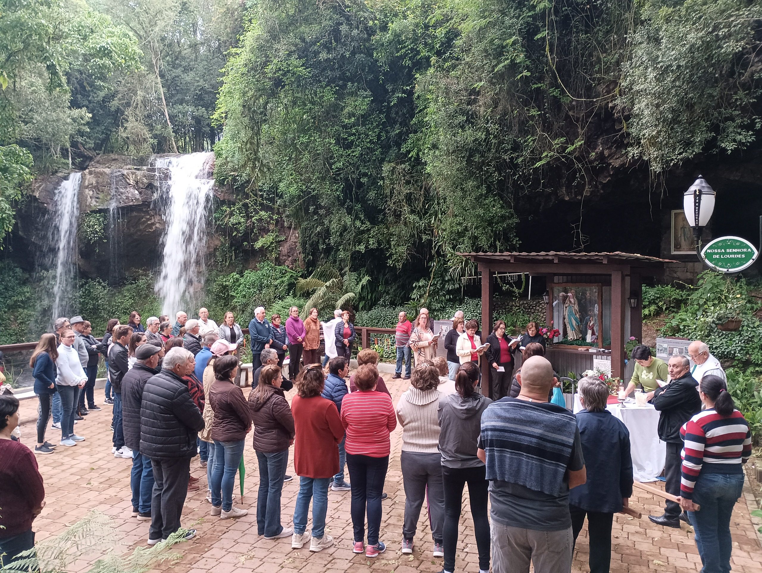 Procissão pelo Caminho da Fé e Devoção e missa na Gruta marcam celebração de Nossa Senhora Aparecida em Relvado