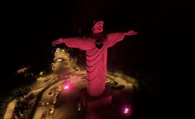 Cristo Protetor é iluminado de rosa em apoio à prevenção ao câncer de mama