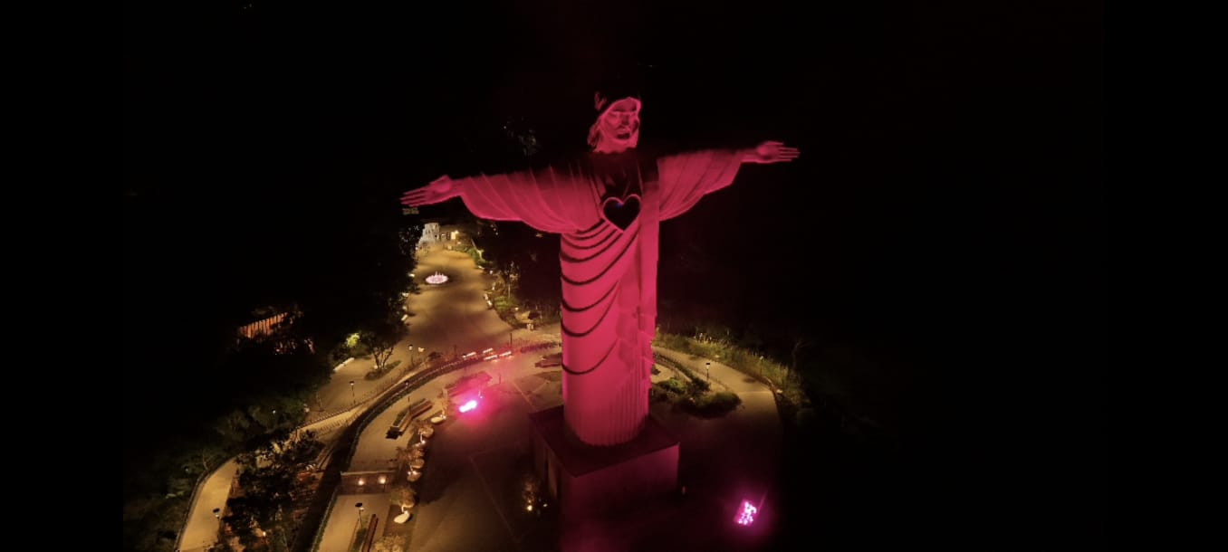 Cristo Protetor é iluminado de rosa em apoio à prevenção ao câncer de mama