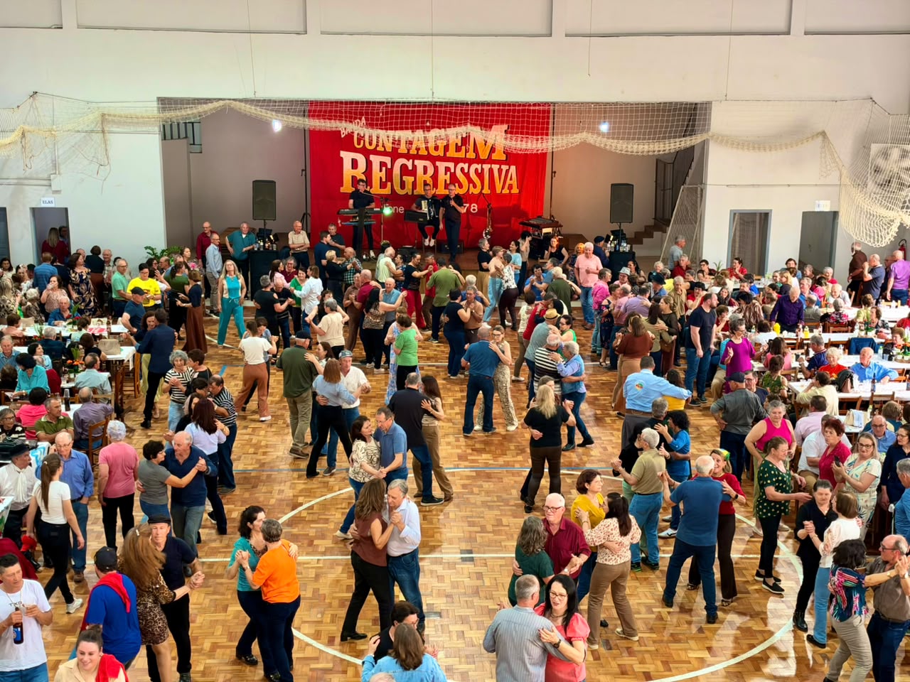 Relvado reúne cerca de mil pessoas no Baile Regional da Terceira Idade