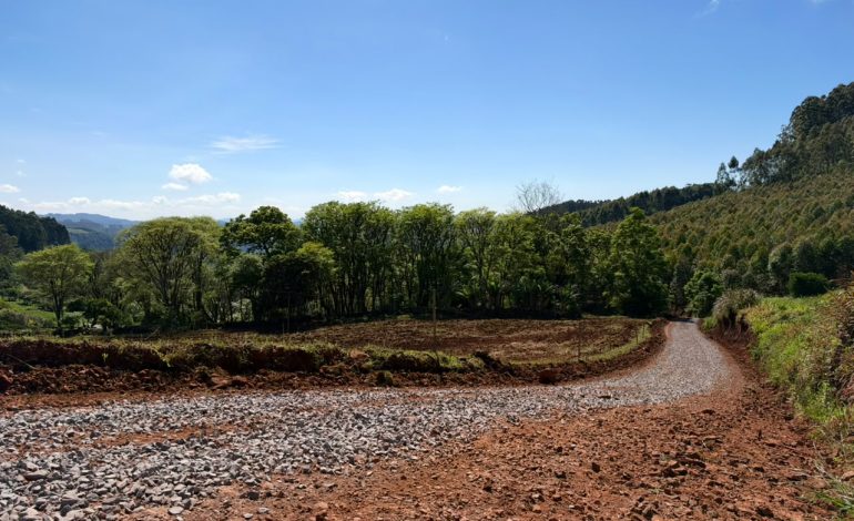 Estrada da Linha Gruta é reaberta e recebe melhorias em Relvado