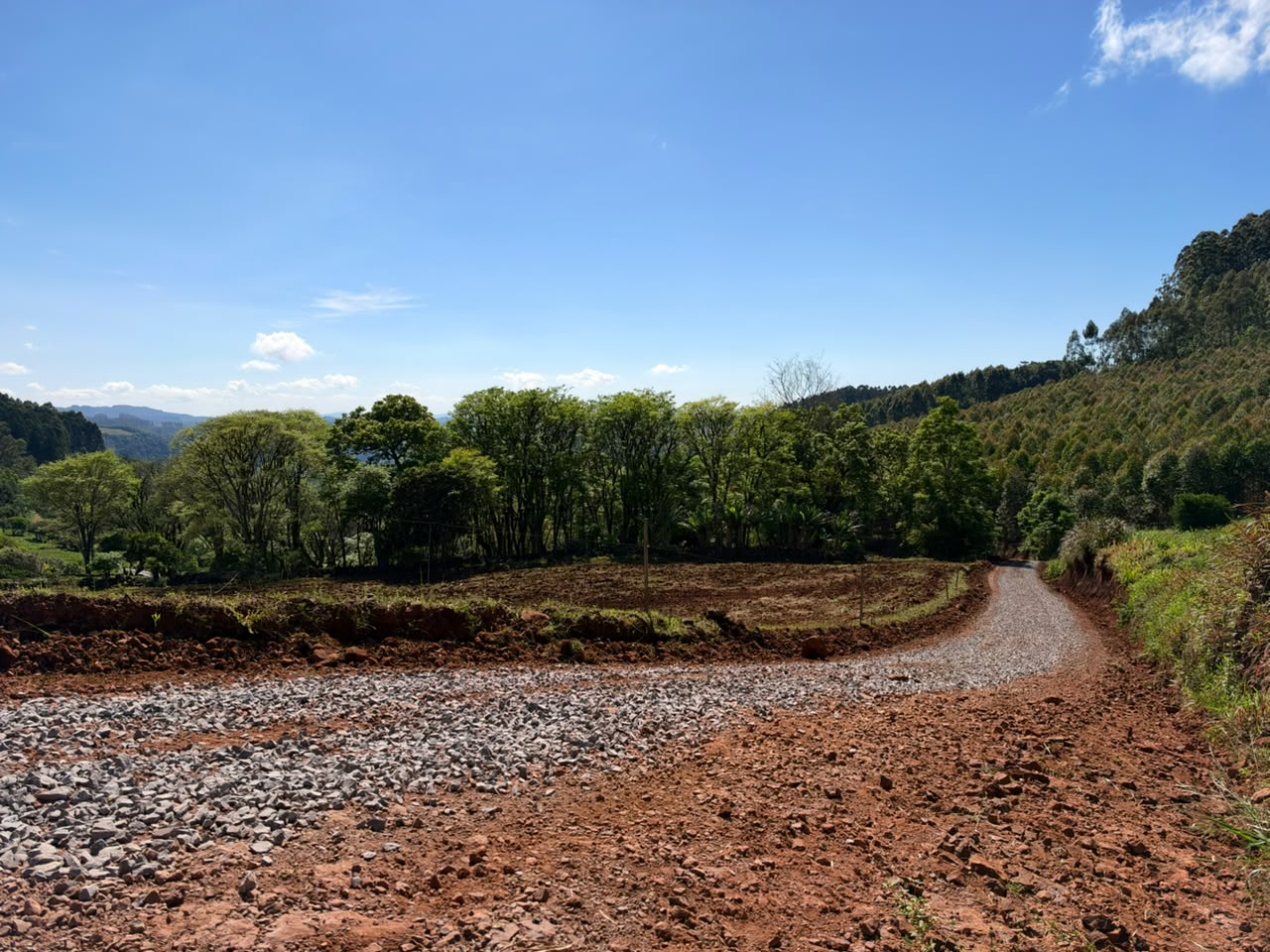 Estrada da Linha Gruta é reaberta e recebe melhorias em Relvado