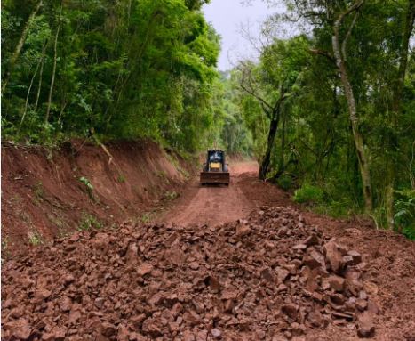 Secretaria de Obras realiza manutenção e melhorias em estradas do interior de Relvado